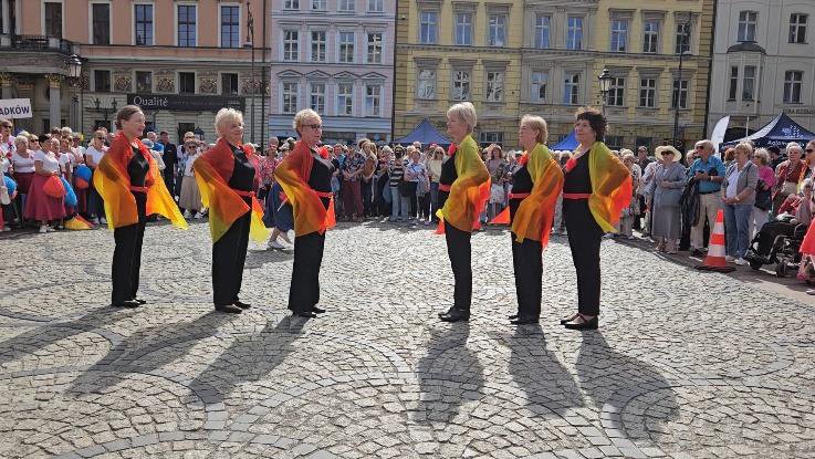 Tancerki zespołu Espero podczas układu tanecznego na wrocławskim bruku