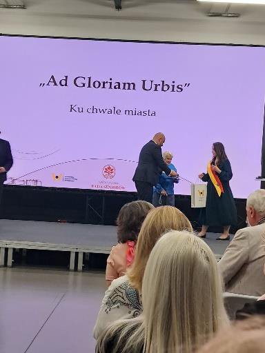 Wręczenie medali Ad Gloriam Urbis (Ku chwale miasta) na scenie Centrum Historii Zajezdnia