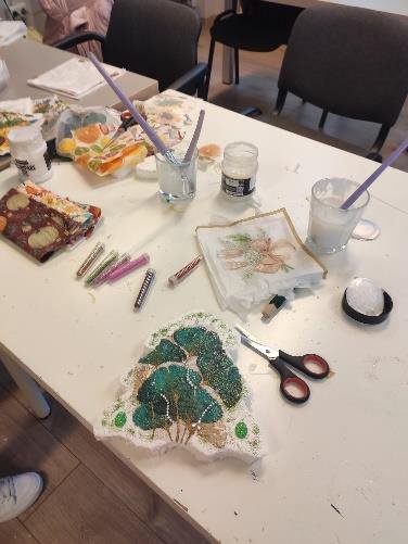 Materiały i przybory do decoupage: pędzle, kleje, brokaty i wycinanki